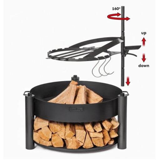 Illustration av spettfäste monterat på mast över eldfat, med justerbar höjd och roterbar funktion för grillspett och krokar.