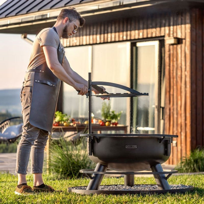 Grillgaller på Bandito eldfat används för att laga grillspett och grönsaker.