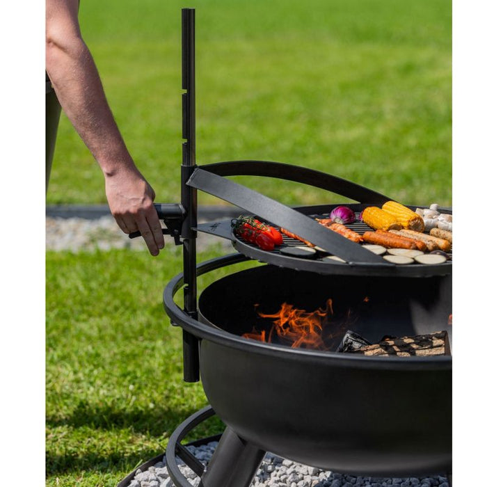 Överblick av Cook King Bandito eldfat med glödande ved och full grill.