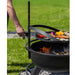 Överblick av Cook King Bandito eldfat med glödande ved och full grill.