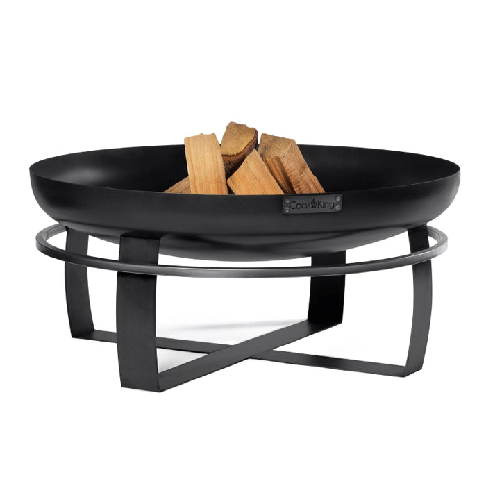 Handgjort eldfat VIKING från Cook King, fullt med ved, stilren vit bakgrund.