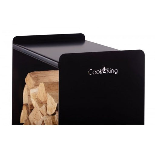Närbild på Cook King-logotyp på sidan av vedstället i metall.
