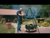Video som visar eldfat Montana med grillgaller på stativ från Cook King – handgjord BBQ i naturen, perfekt för piknik och utomhusmatlagning