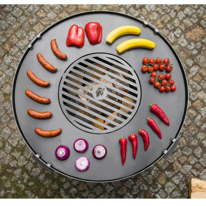 Grillplatta på Santos barbecue med färska grönsaker och korv runt elden