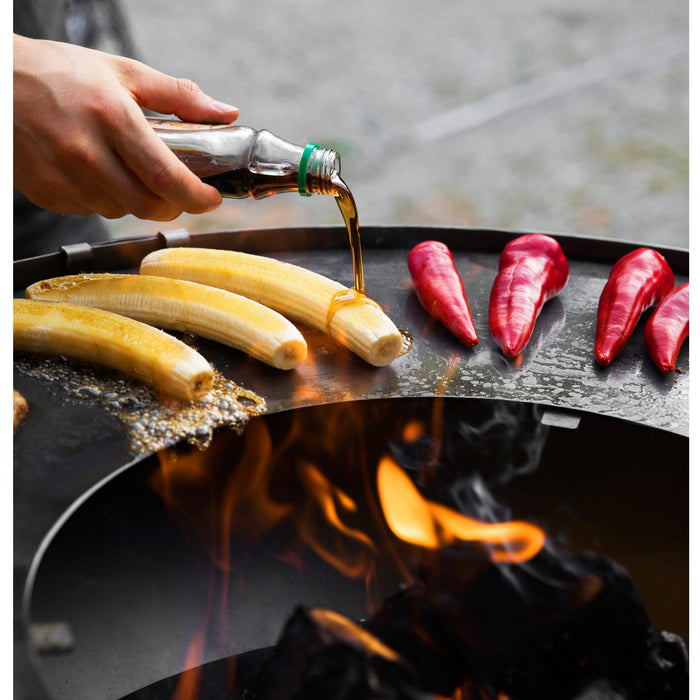 Närbild av bananer och paprika som grillas på Santos barbecue