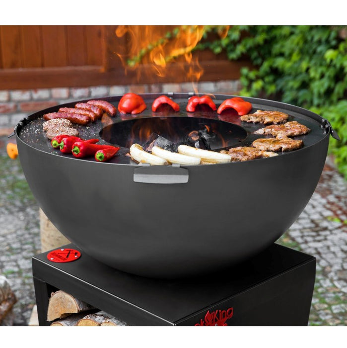 Färgglada grönsaker och kött tillagas på Santos barbecue från Cook King