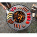 Öppen eld i mitten av Santos barbecue med grönsaker och kött runtom