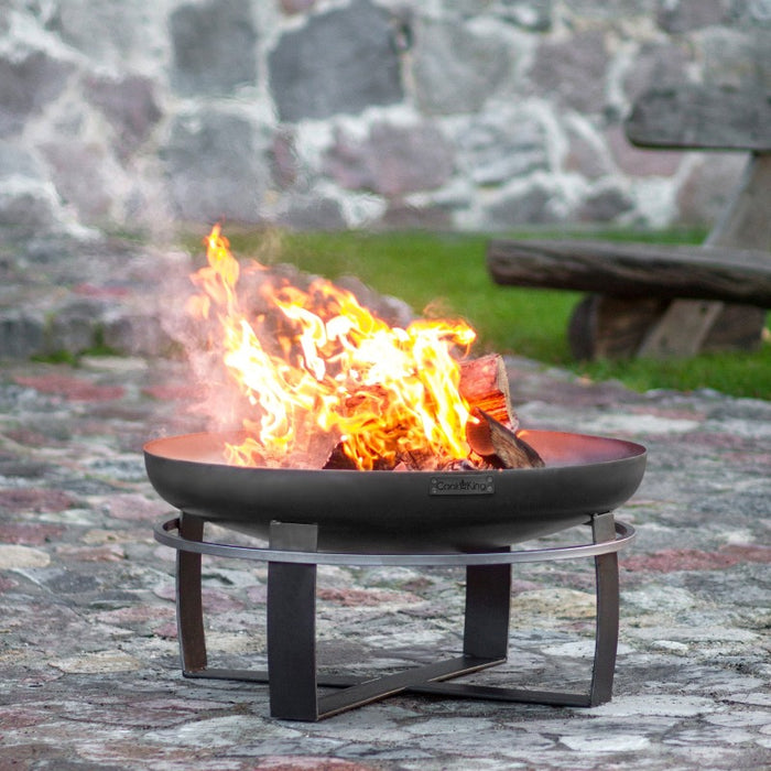 Närbild av eldfat VIKING från Cook King med intensiv eld och glöd.